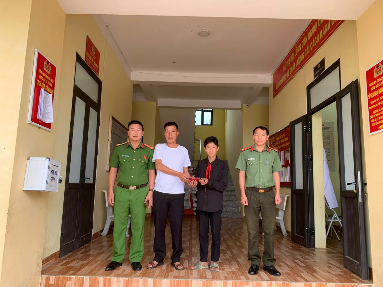 Công an xã Tả Lèng lan tỏa nghĩa cử “nhặt được của rơi, trả lại người mất”