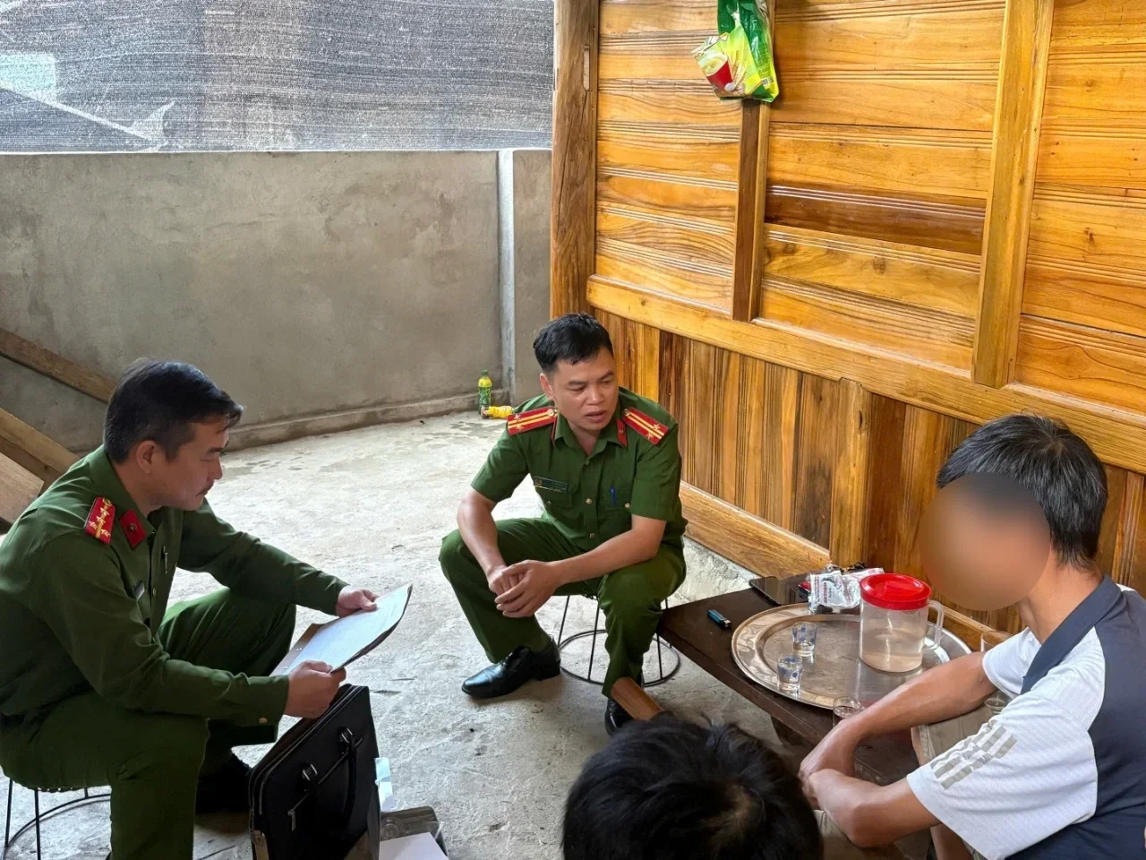 Công an xã Bum Nưa đẩy mạnh vận động cai nghiện và xét nghiệm nhanh ma túy trên địa bàn