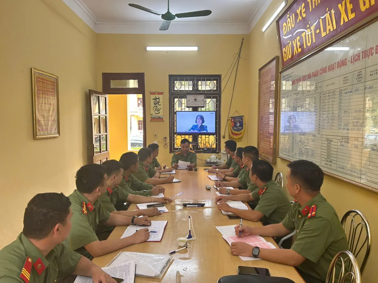 Đội Xe Phòng Hậu cần Công an tỉnh Lai Châu thực hiện khẩu hiệu “giữ xe tốt, lái xe an toàn”