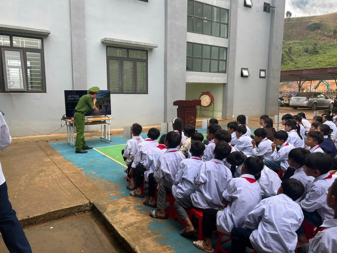 Công an xã Pa Ủ tuyên truyền an toàn giao thông cho học sinh
