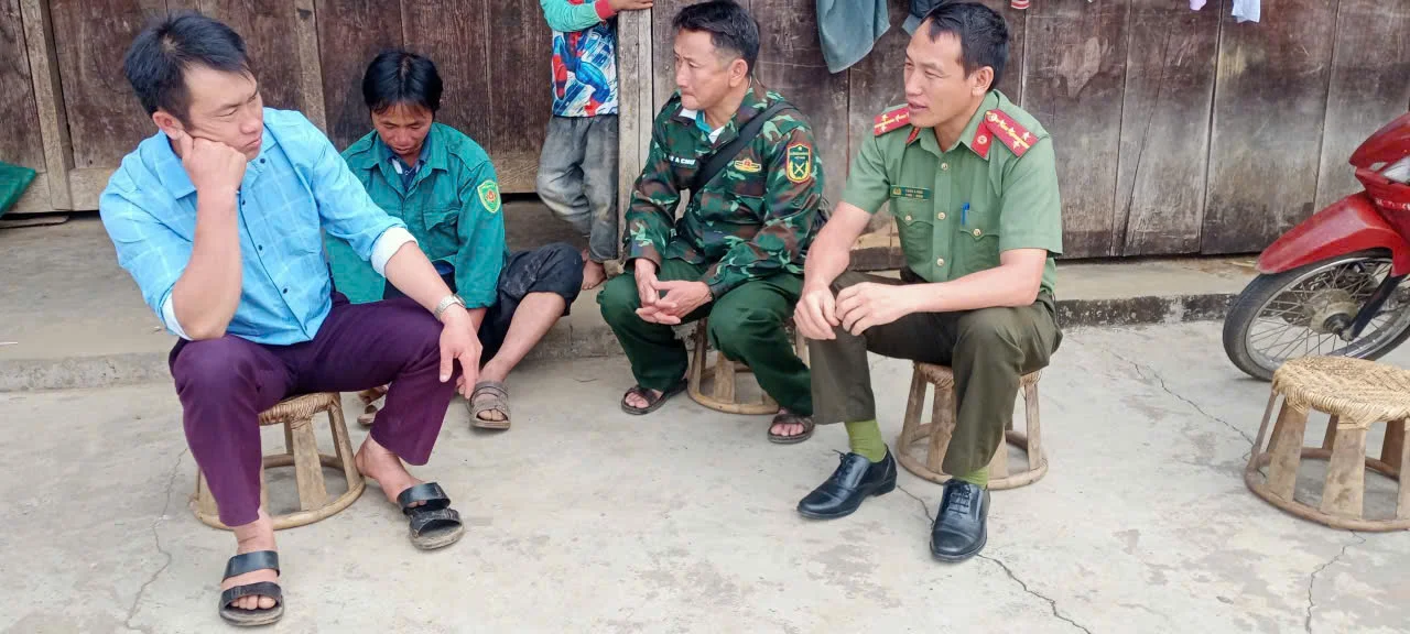 Công an xã Tả Lèng “đi từng ngõ, gõ từng nhà” vận động xóa bỏ hủ tục, xây dựng nếp sống văn minh.