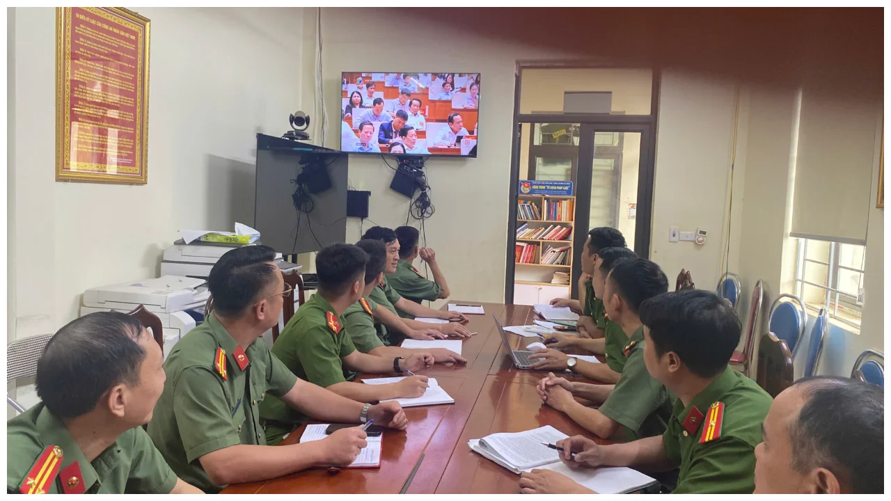 Chi bộ Công an xã Khổng Lào tham gia học tập, quán triệt Nghị quyết Trung ương 4 khóa XIV
