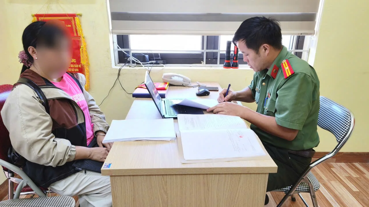 Công an xã Tả Lèng, tỉnh Lai Châu xử phạt vi phạm hành chính đối tượng qua lại biên giới trái phép.
