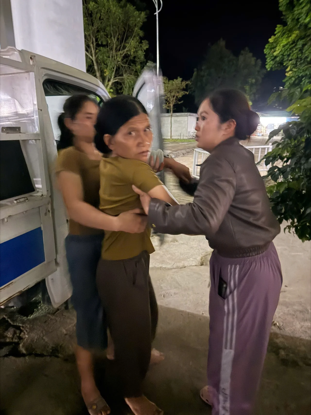 Công an xã Bum Nưa kịp thời đưa người dân bị ngã chấn thương đến bệnh viện cấp cứu.