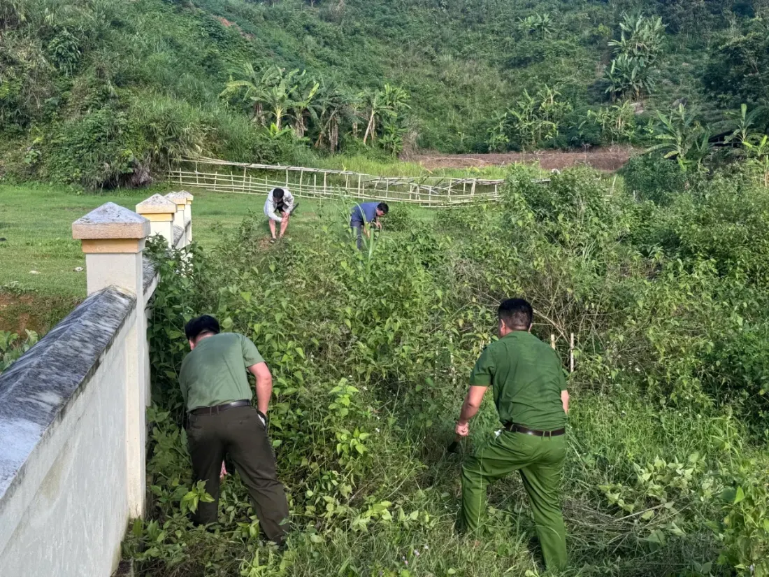 Đoàn viên, thanh niên Công an xã Mường Mô chung tay giữ gìn vệ sinh môi trường, xây dựng cơ quan xanh – sạch – đẹp.