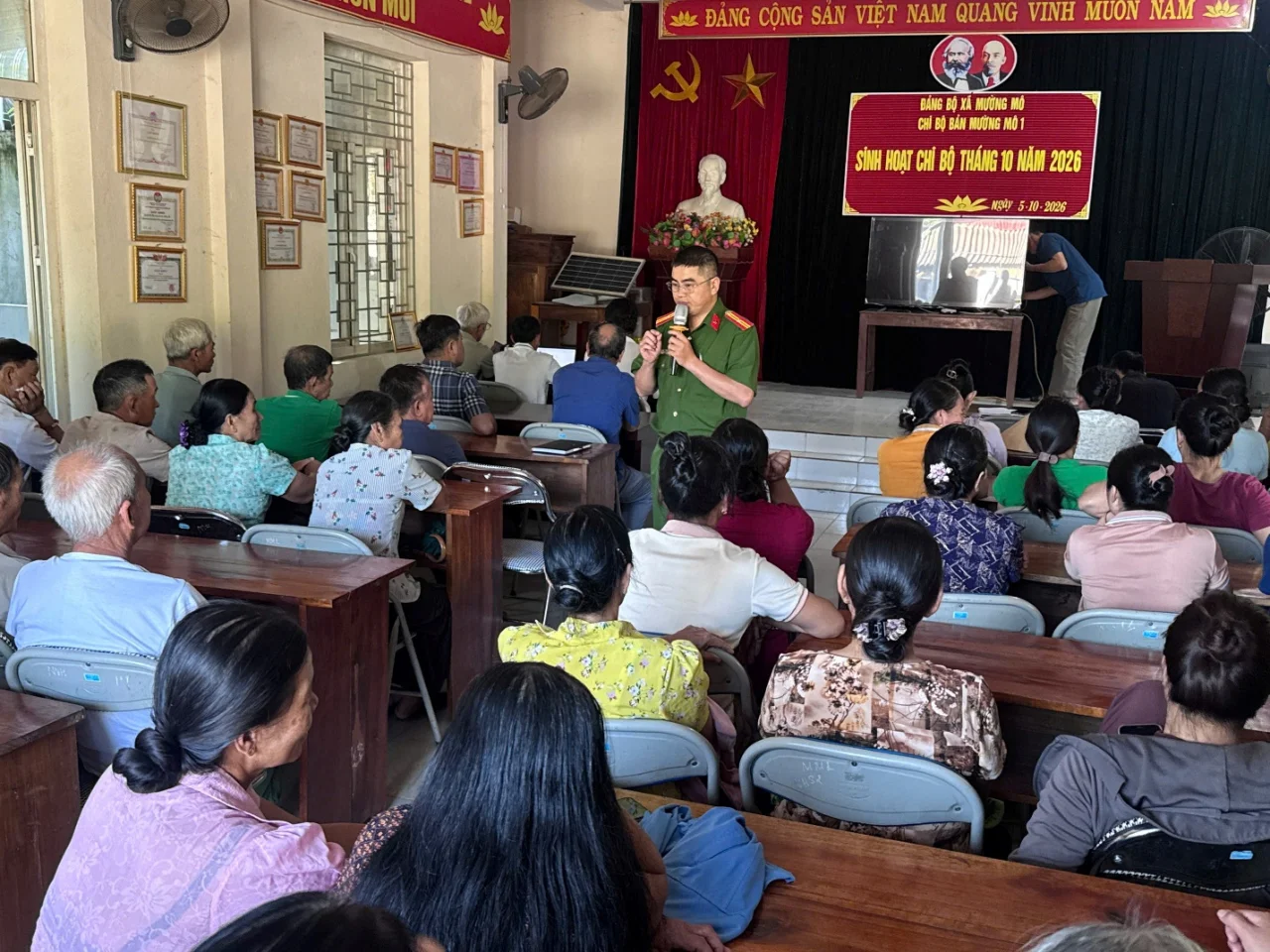 Công an xã Mường Mô tuyên truyền, vận động nhân dân bản Mường Mô 1 chấp hành nghiêm các quy định về an toàn giao thông