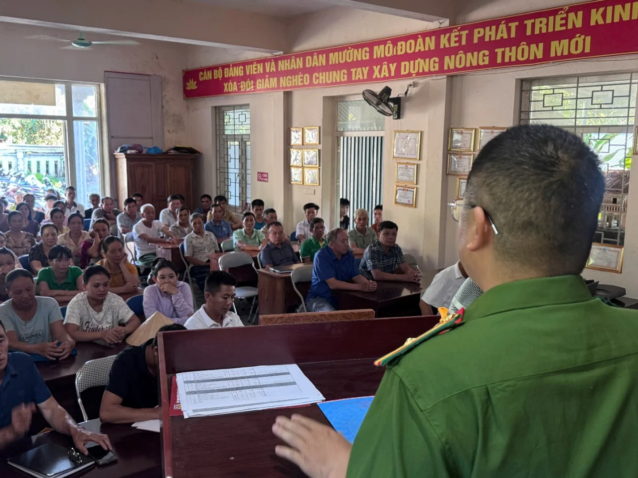 Công an xã Mường Mô đẩy mạnh tuyên truyền, nâng cao ý thức phòng ngừa cháy, nổ trong nhân dân