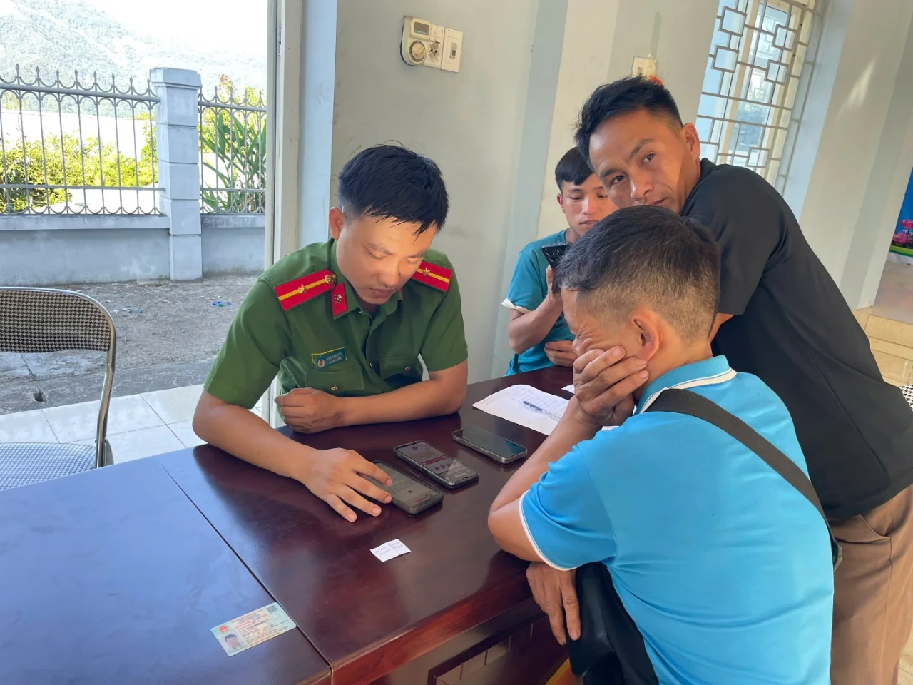 Công an xã Mường Mô tích cực hỗ trợ kích hoạt định danh tài khoản điện tử ngày chủ nhật, làm hết việc không kể ngày nghỉ