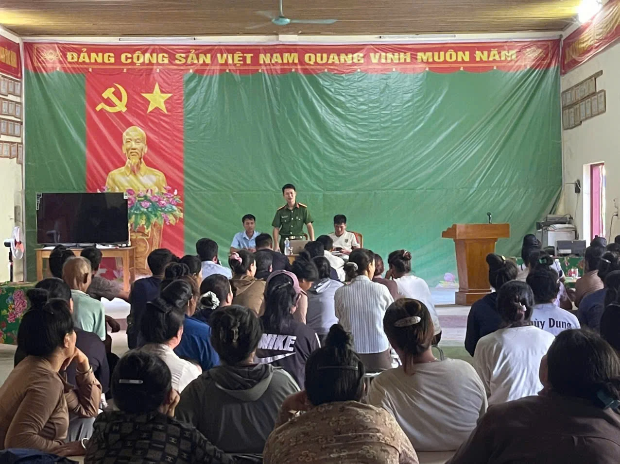 Công an xã Mường Mô tuyên truyền phòng, chống tảo hôn và hôn nhân cận huyết thống cho bản Táng Ngá