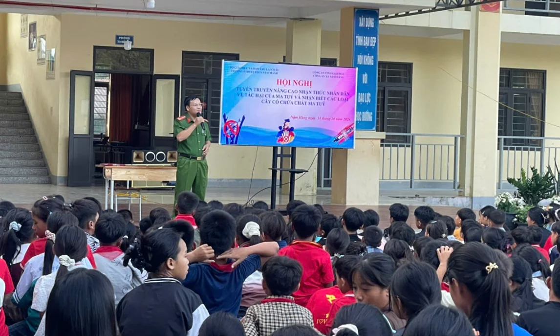 Công an xã Nậm Hàng tuyên truyền, phổ biến, giáo dục pháp luật về phòng, chống ma túy tại trường học