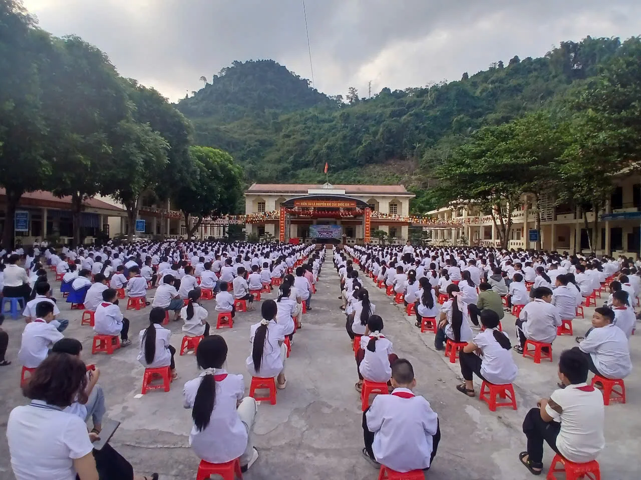 Công an xã Phong Thổ phối hợp tuyên truyền pháp luật học đường