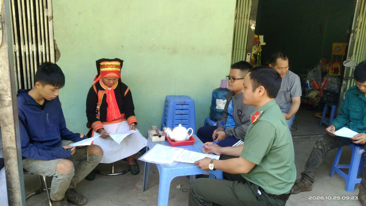 Công an xã Phong Thổ tuyên truyền thu hồi vũ khí vật liệu nổ tại bản La Vân.
