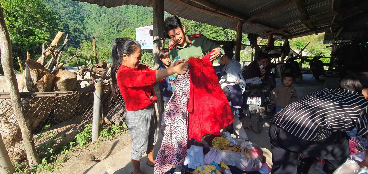 Tuổi trẻ Công an xã Bum Nưa trao gửi yêu thương đến người dân, trẻ em có hoàn cảnh khó khăn