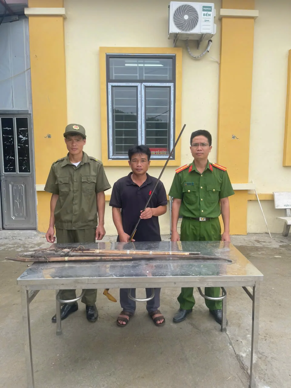 Công an xã Nậm Mạ phát huy vai trò lực lượng tham gia bảo vệ ANTT ở cơ sở trong vận động giao nộp súng tự chế