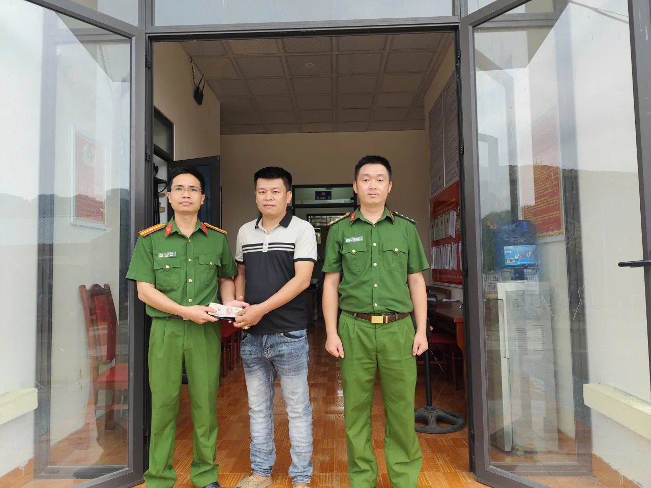 Công an xã Nậm Mạ nhặt được của rơi, trao trả người bị mất