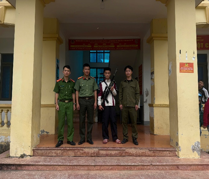 Công an xã Bình Lư tuyên truyền, vận động nhân dân giao nộp vũ khí, vật liệu nổ, công cụ hỗ trợ.