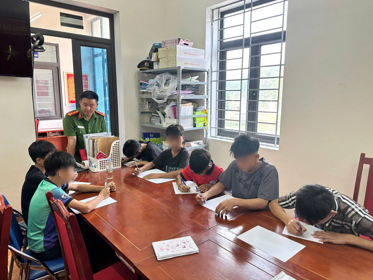 Công an xã Nậm Mạ răn đe, nhắc nhở 7 học sinh tổ chức đánh nhau trong khu vực bán trú của trường