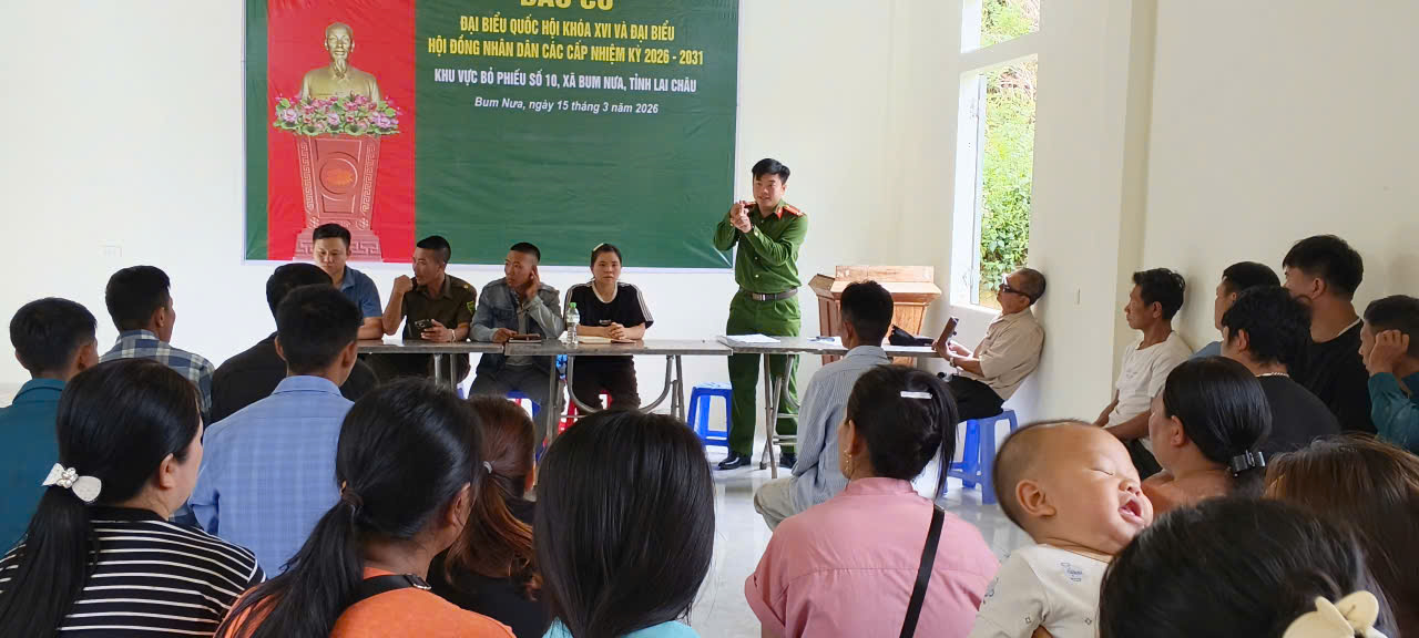 Công an xã Bum Nưa đẩy mạnh tuyên truyền PCCC và CNCH tại nhà trường và các bản trên địa bàn xã