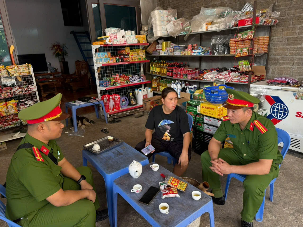 Công an xã Lê Lợi kiểm tra phòng ngừa vi phạm trong hoạt động kinh doanh hàng hoá, thực phẩm trên địa bàn