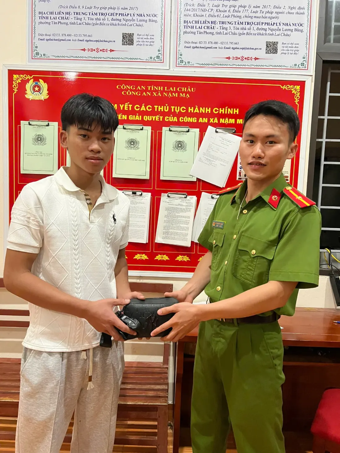 Công an xã Nậm Mạ nhanh chóng tìm kiếm, trao trả tài sản đánh rơi cho người dân