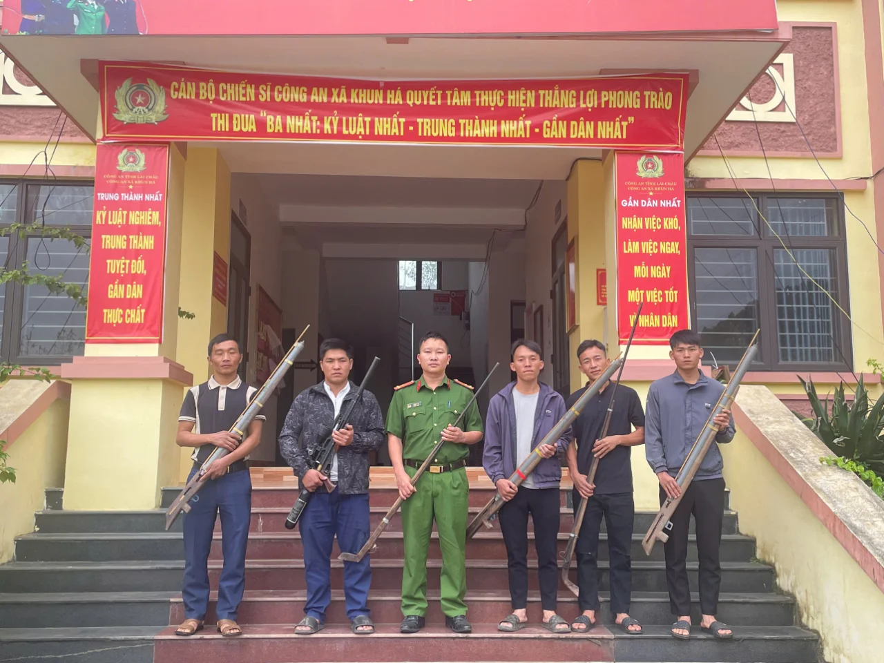 Công an xã Khun Há đẩy mạnh đợt cao điểm tuyên truyền, vận động thu hồi vũ khí, vật liệu nổ và công cụ hỗ trợ