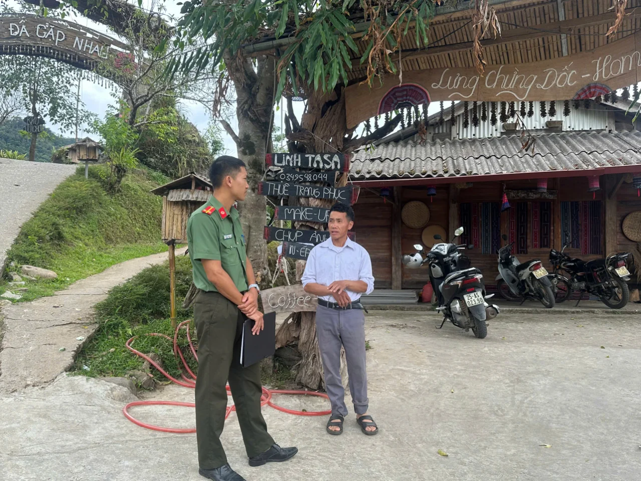 Công an xã Khun Há tăng cường tuyên truyền, phổ biến pháp luật cho các cơ sở homestay và dịch vụ trải nghiệm du lịch