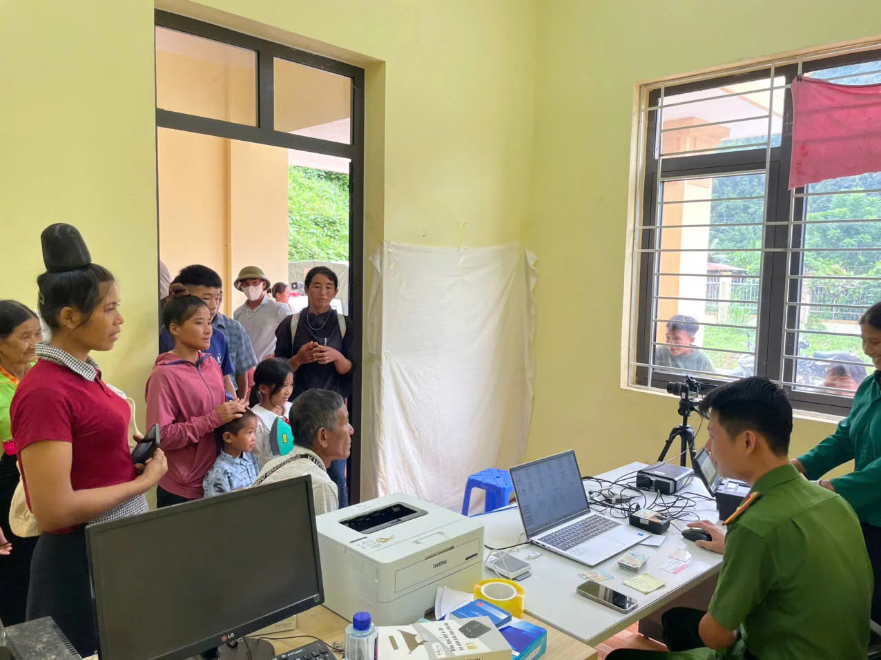 Công an xã Mường Mô hoàn thành chỉ tiêu cao điểm thu nhận hồ sơ, kích hoạt tài khoản định danh mức độ 2 trên địa bàn xã.