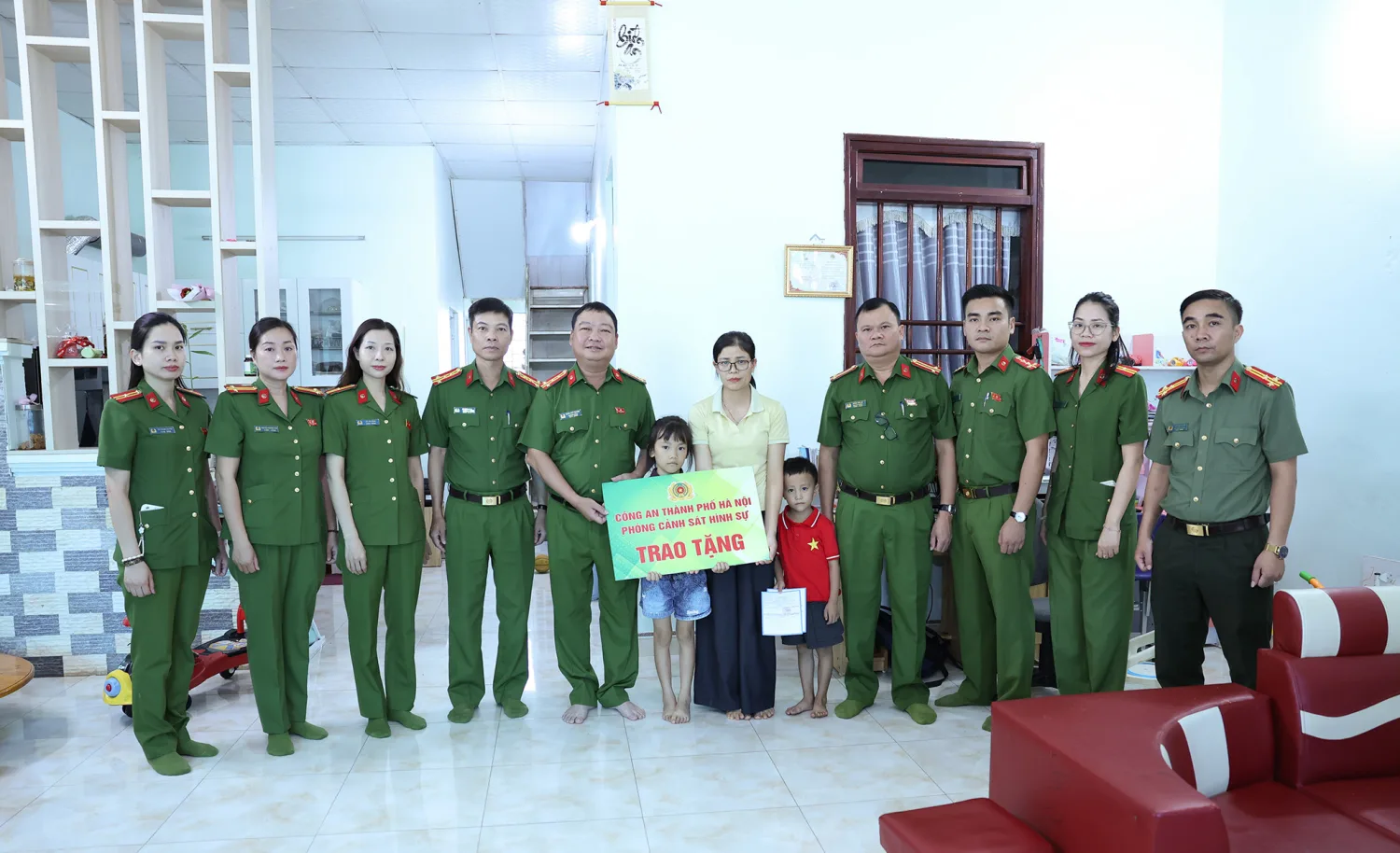Trao tặng kinh phí hỗ trợ gia đình, cán bộ chiến sĩ có hoàn cảnh khó khăn thuộc Công an tỉnh Lai Châu